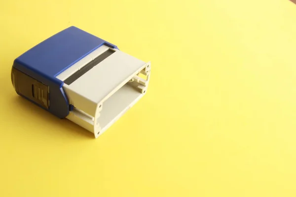Κοντινό Πλάνο Αυτόματης Σφραγίδας Μελανιού Κατασκευασμένης Από Μπλε Πλαστικό Κίτρινο — Φωτογραφία Αρχείου