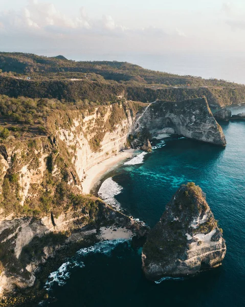 空中拍摄的大海被覆盖着青翠的高山环绕 — 图库照片