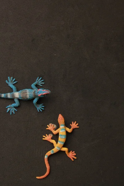 Una Vista Superior Coloridos Juguetes Pequeños Forma Lagarto Una Superficie — Foto de Stock