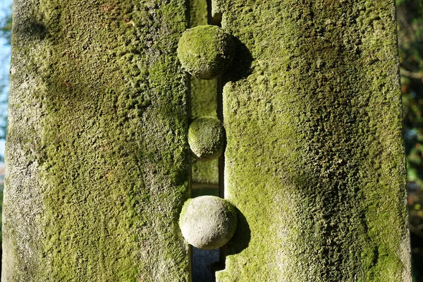 Detailní Záběr Tří Kulatých Malých Kamenů Betonovém Sloupku Zeleným Mechem — Stock fotografie