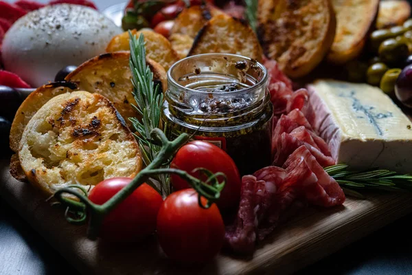 Primer Plano Una Bandeja Con Rebanadas Pan Queso Verduras Bajo — Foto de Stock