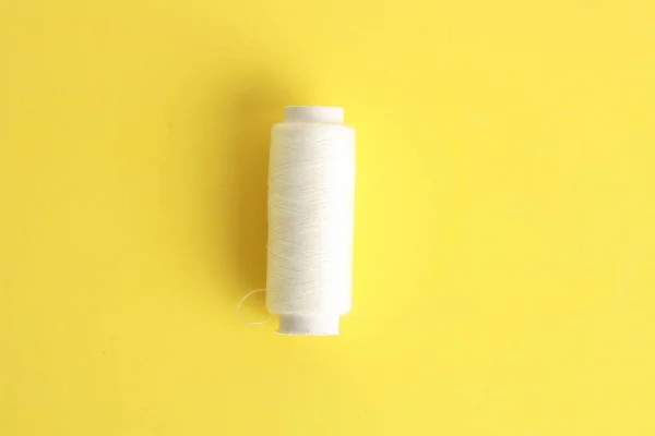 Білий Рулон Швейної Нитки Жовтому Тлі — стокове фото