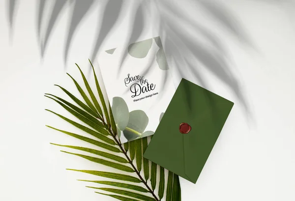 葉で装飾された結婚式の招待状の論文のトップビュー — ストック写真
