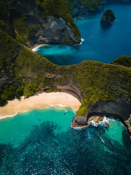 緑に覆われた美しい崖に囲まれた海の空中ショット — ストック写真