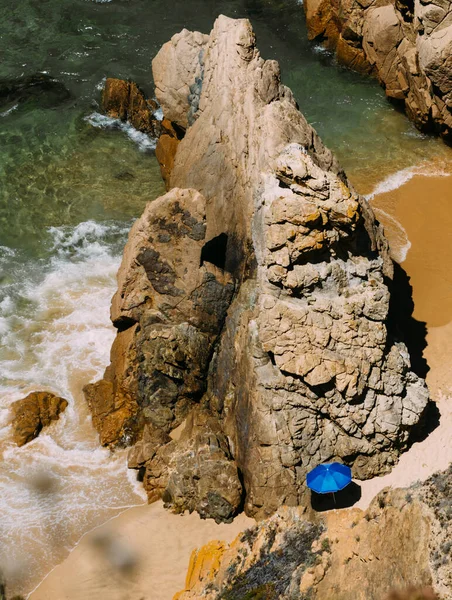 Plano Vertical Ángulo Alto Grandes Formaciones Rocosas Costa Del Mar — Foto de Stock