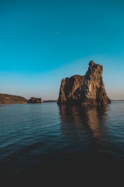 Denizde Birkaç Kaya Yığınının Dikey Çekimi — Stok fotoğraf