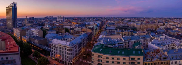 Letecký Pohled Pěší Ulici Terbatas Hlavním Městě Lotyšska Riga Soumraku — Stock fotografie