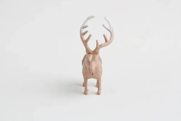 一只驯鹿玩具在灯光下灰色表面上的特写 — 图库照片