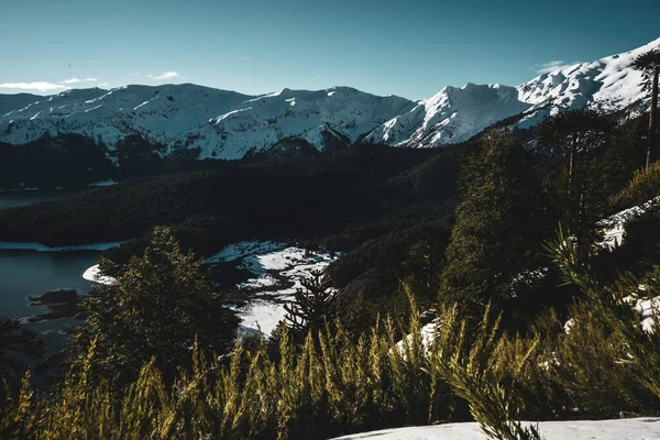 Güzel Kar Kaplı Dağların Büyüleyici Manzarası — Stok fotoğraf