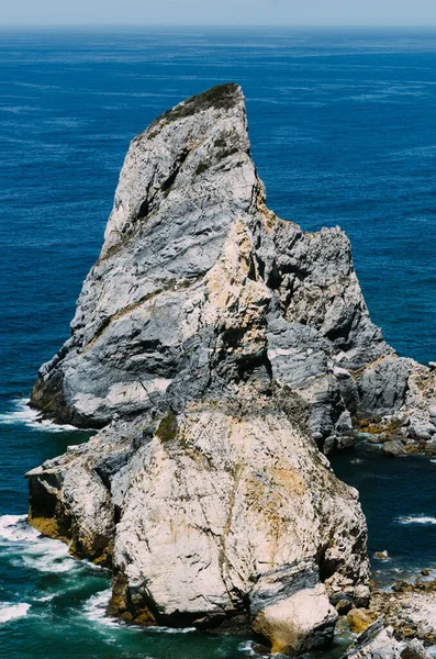 大岩石在海中形成的一个垂直的高角度的射击 — 图库照片