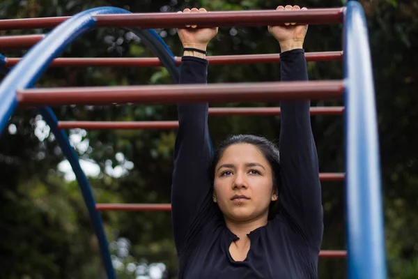 Egy Portré Egy Nőről Aki Tornatermet Tart Parkban — Stock Fotó