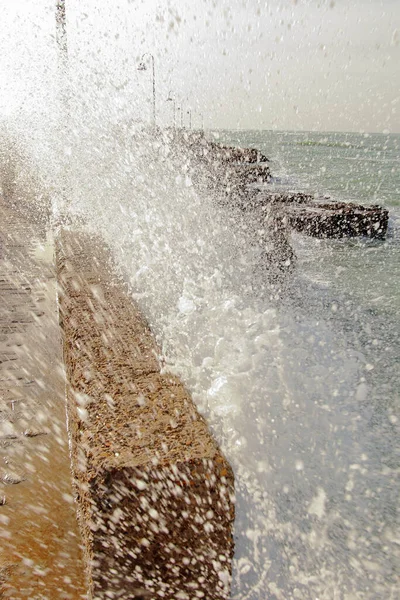 Disparo Vertical Una Ola Golpeando Rocas — Foto de Stock