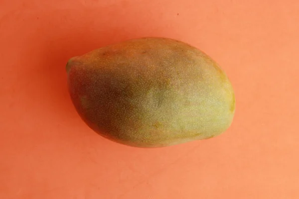 Turuncu Yüzeyde Bir Mango — Stok fotoğraf