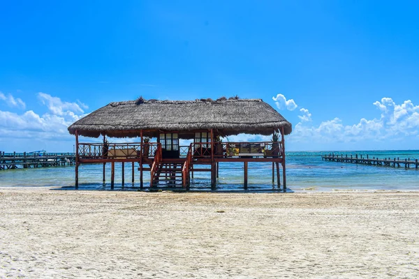 Eine Faszinierende Aufnahme Einer Wunderschönen Meereslandschaft Mit Hölzernen Pfeilern — Stockfoto