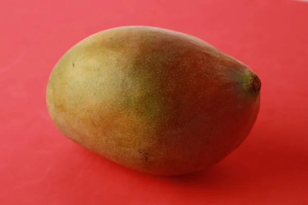 Primo Piano Delizioso Mango Sfondo Rosso — Foto Stock