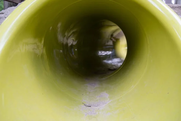 Tubo Amarelo Com Areia Sua Entrada — Fotografia de Stock