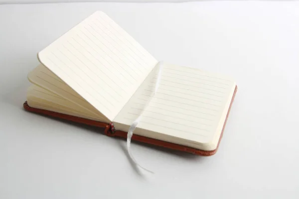 Primer Plano Cuaderno Cuero Marrón Abierto Sobre Fondo Blanco —  Fotos de Stock