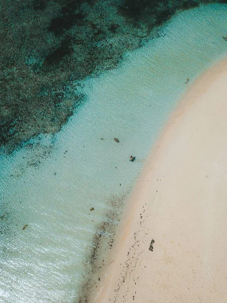 Colpo Aereo Delle Onde Oceaniche Che Colpiscono Spiaggia Sabbia — Foto Stock