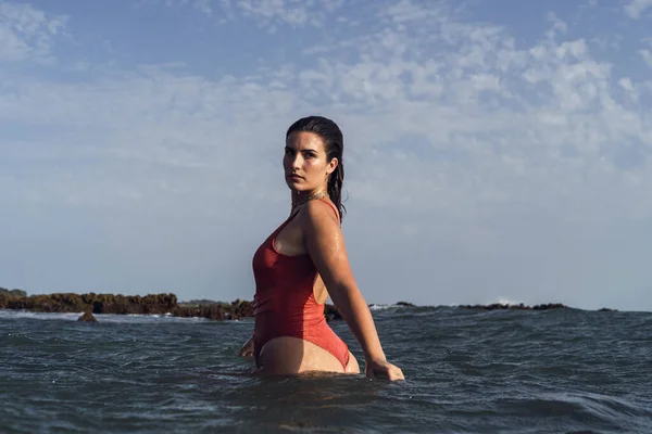 在西班牙 一个漂亮的女性在海里游泳的照片 — 图库照片