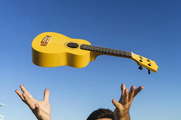 Hane Kastar Ukulele Upp Luften När Han Står Stranden San — Stockfoto