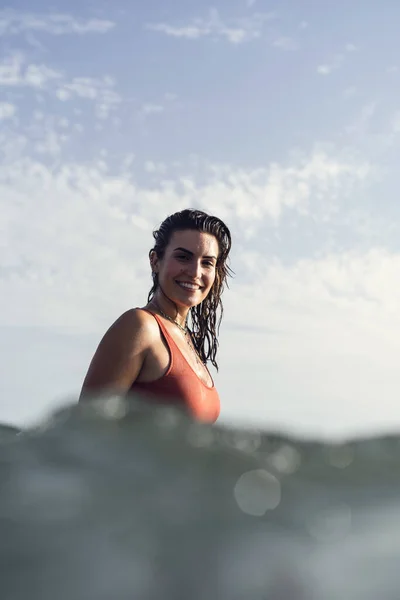 Een Verticaal Shot Van Een Prachtige Vrouw Zwemmen Zee Spanje — Stockfoto