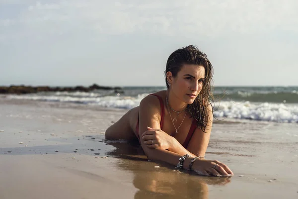 スペインのロタビーチに横たわる女性の美しいショット — ストック写真