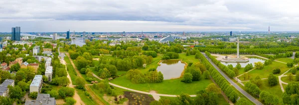Riga Şehrinin Panoramik Manzarası Uzaklarda Yemyeşil Manzaralı Gökyüzü — Stok fotoğraf