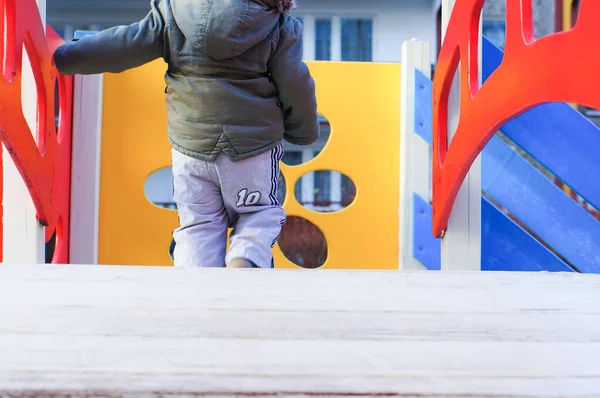 Poznan Polen Dezember 2015 Kleinkind Auf Einem Klettergerät Einem Spielplatz — Stockfoto