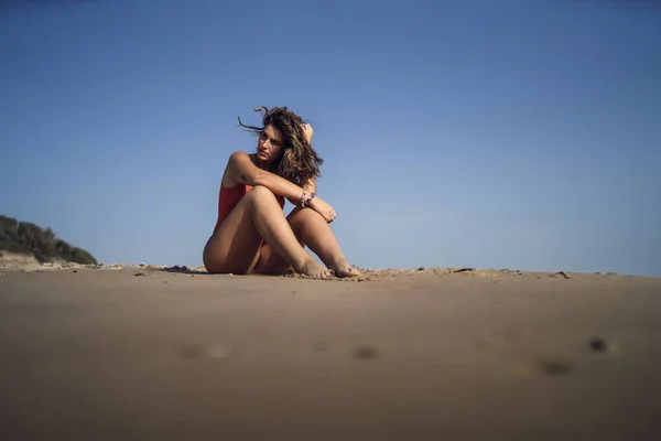 Una Hermosa Hembra Sentada Playa Rota España Vistiendo Traje Baño —  Fotos de Stock