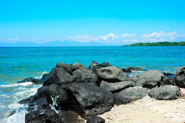 青い水と美しいビーチの海岸にある大きな岩 — ストック写真