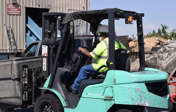 Fresno États Unis Août 2020 Employé Centre Recyclage Fresno Conduit — Photo