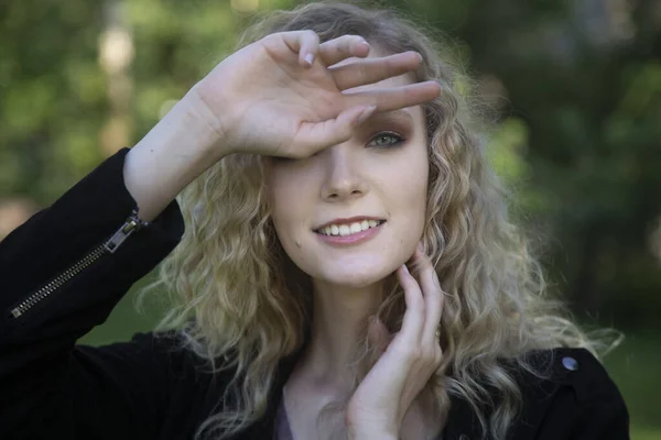 Een Close Shot Van Een Mooie Blonde Vrouw Glimlachend Bedekt — Stockfoto