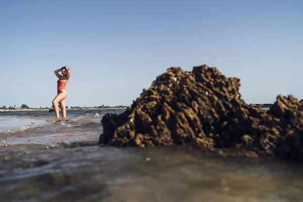 Una Hermosa Hembra Posando Playa Rota España Usando Traje Baño —  Fotos de Stock