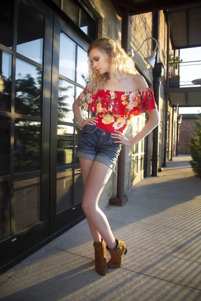 Een Mooie Blonde Vrouw Draagt Een Shoulder Blouse Shorts Laarzen — Stockfoto