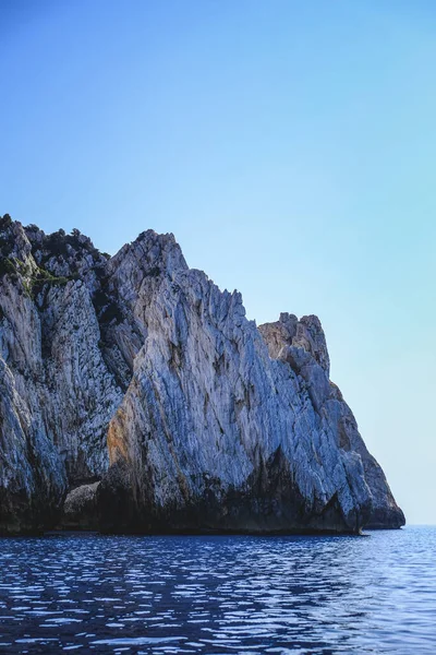 Las Olas Del Océano Golpeando Los Acantilados Rocosos Ideal Para — Foto de Stock