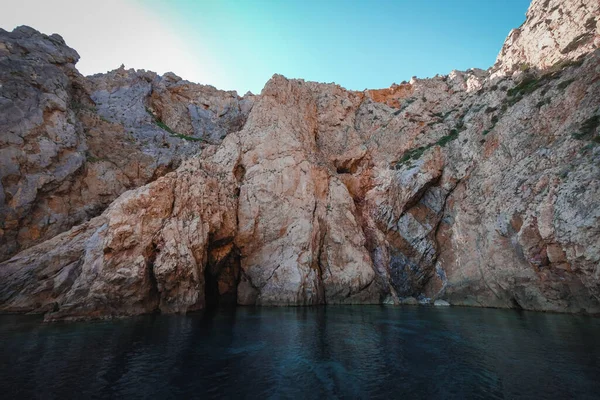 Océan Entouré Par Les Falaises Rocheuses Idéal Pour Les Fonds — Photo