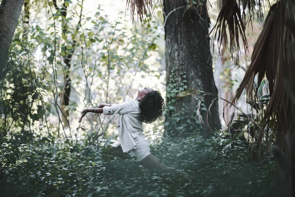 Uma Jovem Caucasiana Encaracolada Posando Floresta Com Movimentos Expressivos — Fotografia de Stock