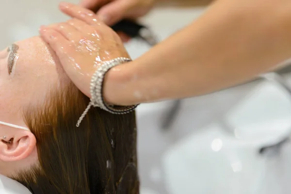 Close Uma Jovem Mulher Recebendo Seu Cabelo Lavado Salão Cabeleireiro — Fotografia de Stock