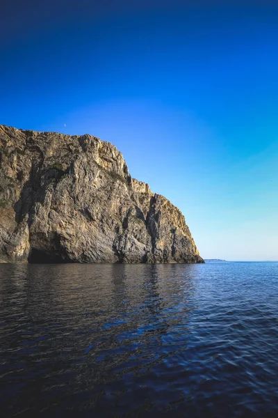 Océano Rodeado Por Los Acantilados Rocosos Ideal Para Fondos Pantalla — Foto de Stock