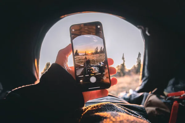 Osoba Ležící Stanu Fotící Krásný Západ Slunce — Stock fotografie