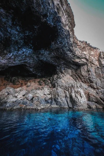 Océan Entouré Par Les Falaises Rocheuses Idéal Pour Les Fonds — Photo