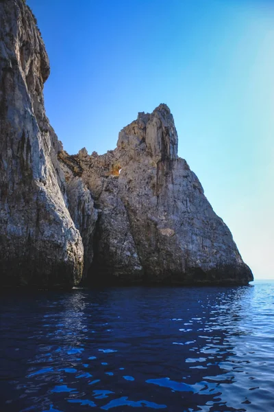 Oceano Cercado Pelas Falésias Rochosas Brilhando Sob Céu Azul Ótimo — Fotografia de Stock