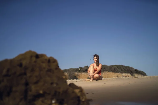Una Hermosa Foto Una Mujer Sentada Playa Rota España Usando —  Fotos de Stock