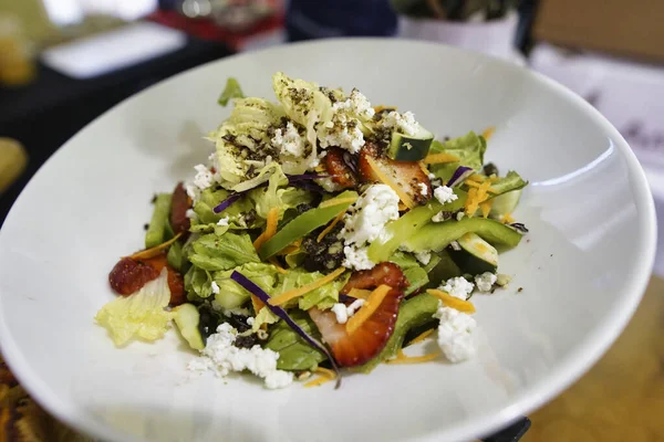 Gros Plan Salade Servie Dans Une Assiette Blanche — Photo
