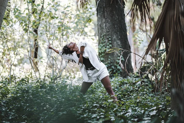 Uma Jovem Caucasiana Encaracolada Posando Floresta Com Movimentos Expressivos — Fotografia de Stock