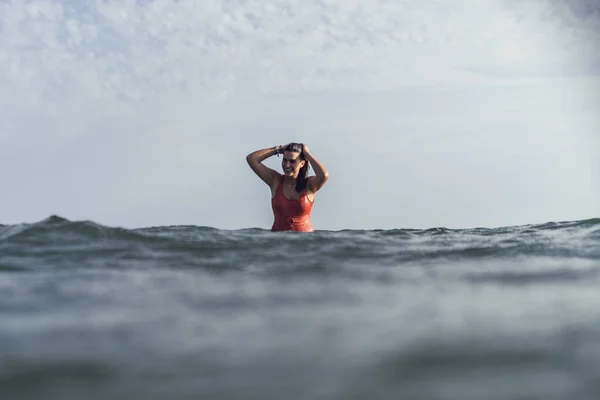 Een Prachtig Shot Van Een Vrouwtje Zwemmend Zee Spanje — Stockfoto