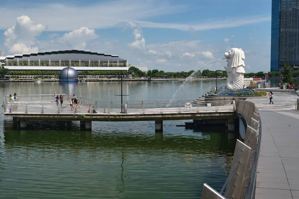 Singapore Singapore Aug 2020 Little Visitors Tourists Seen Iconic Merlion — Stock Photo, Image