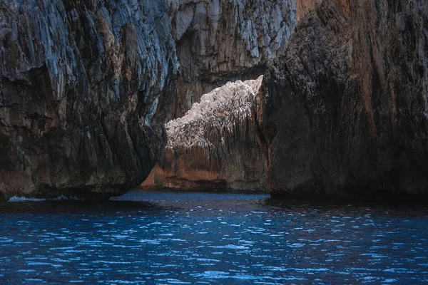 Acqua Dell Oceano Nella Bellissima Grotta Rocciosa Ottimo Sfondi — Foto Stock