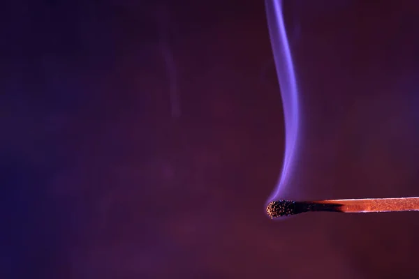 Крупный План Спички Горящей Ярко Фиолетовом Фоне — стоковое фото