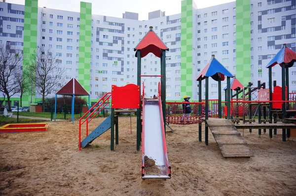 Zjeżdżalnia Małym Dzieckiem Placu Zabaw — Zdjęcie stockowe